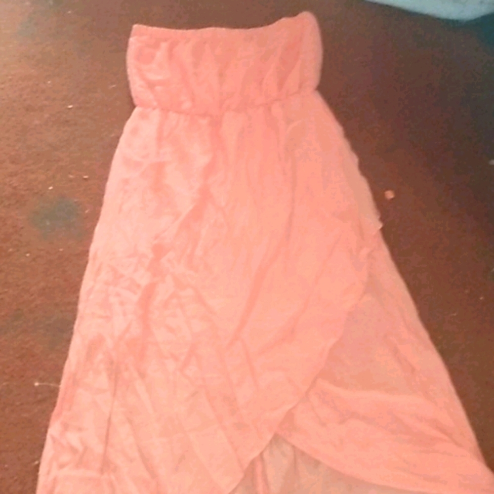 A light coral sleeveless dress